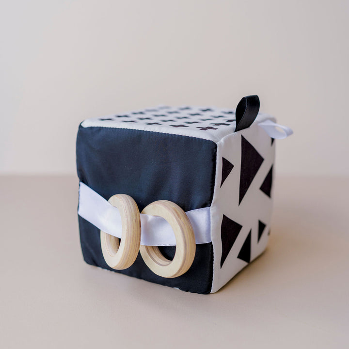 Dream and Discover PlayBox sensory cube toy for newborns 0-12 weeks development.